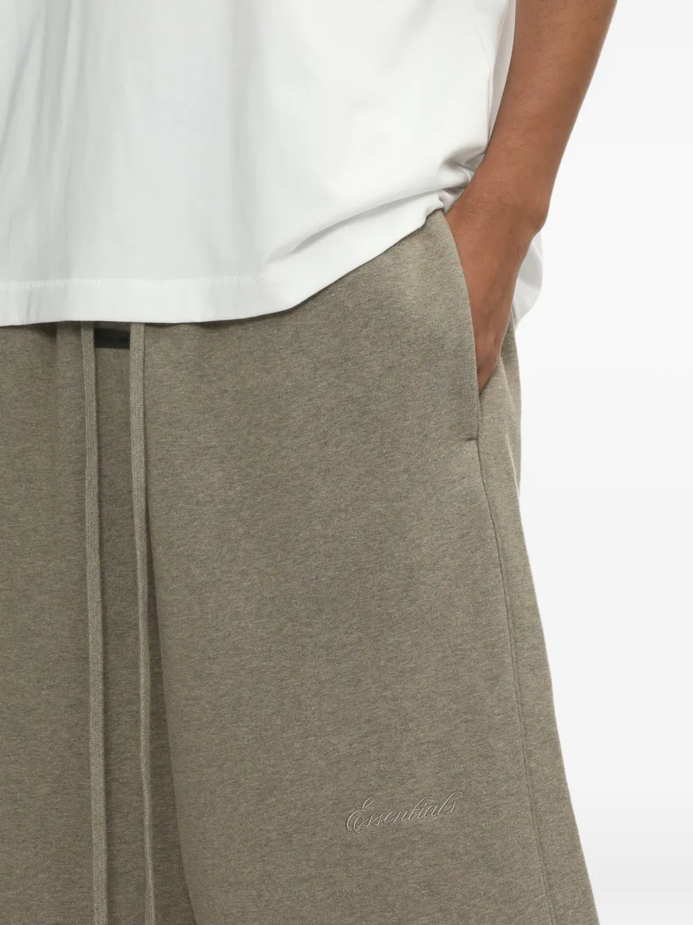 FEAR OF GOD ESSENTIALS Relaxed shorts met trekkoordtaille Bruin