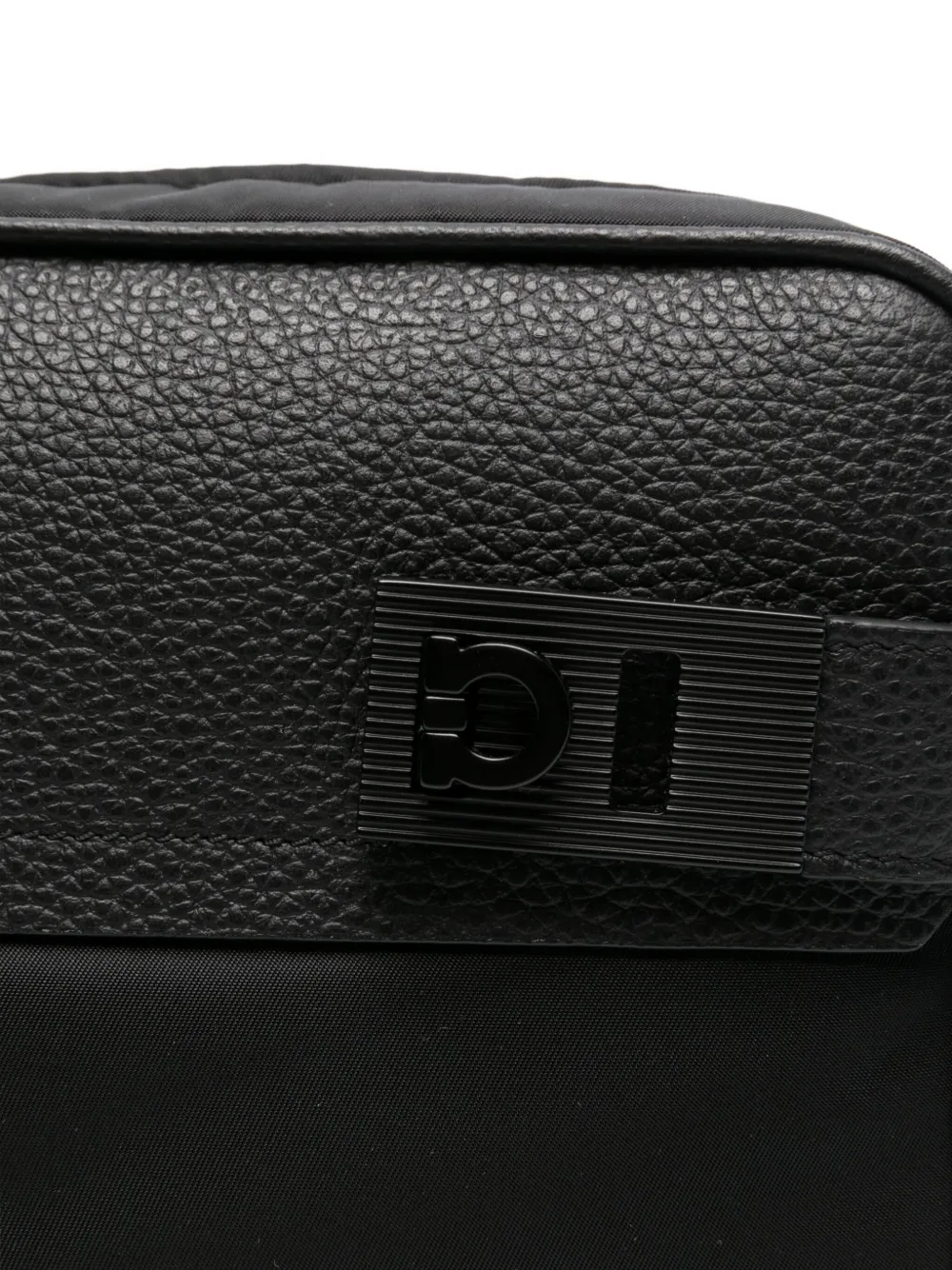 Ferragamo Gancini-buckles messenger bag Zwart