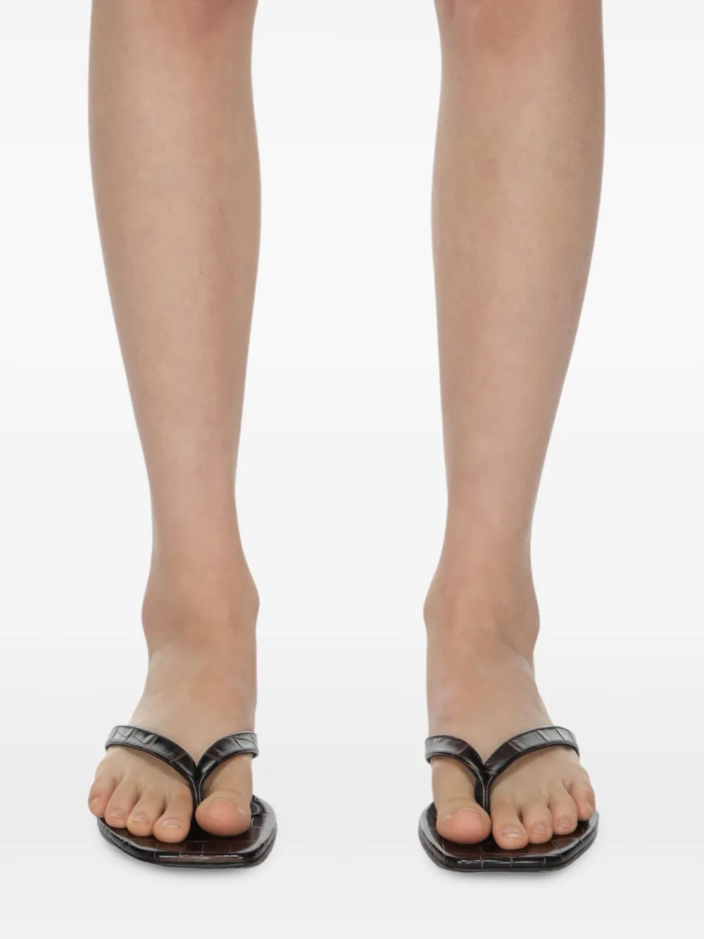 TOTEME Leren sandalen met krokodillen-reliëf Bruin