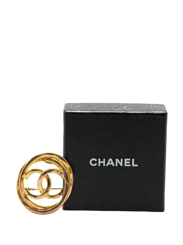 CHANEL Pre-Owned 1980-1990 Gold Plated CC Round Brooch Costume