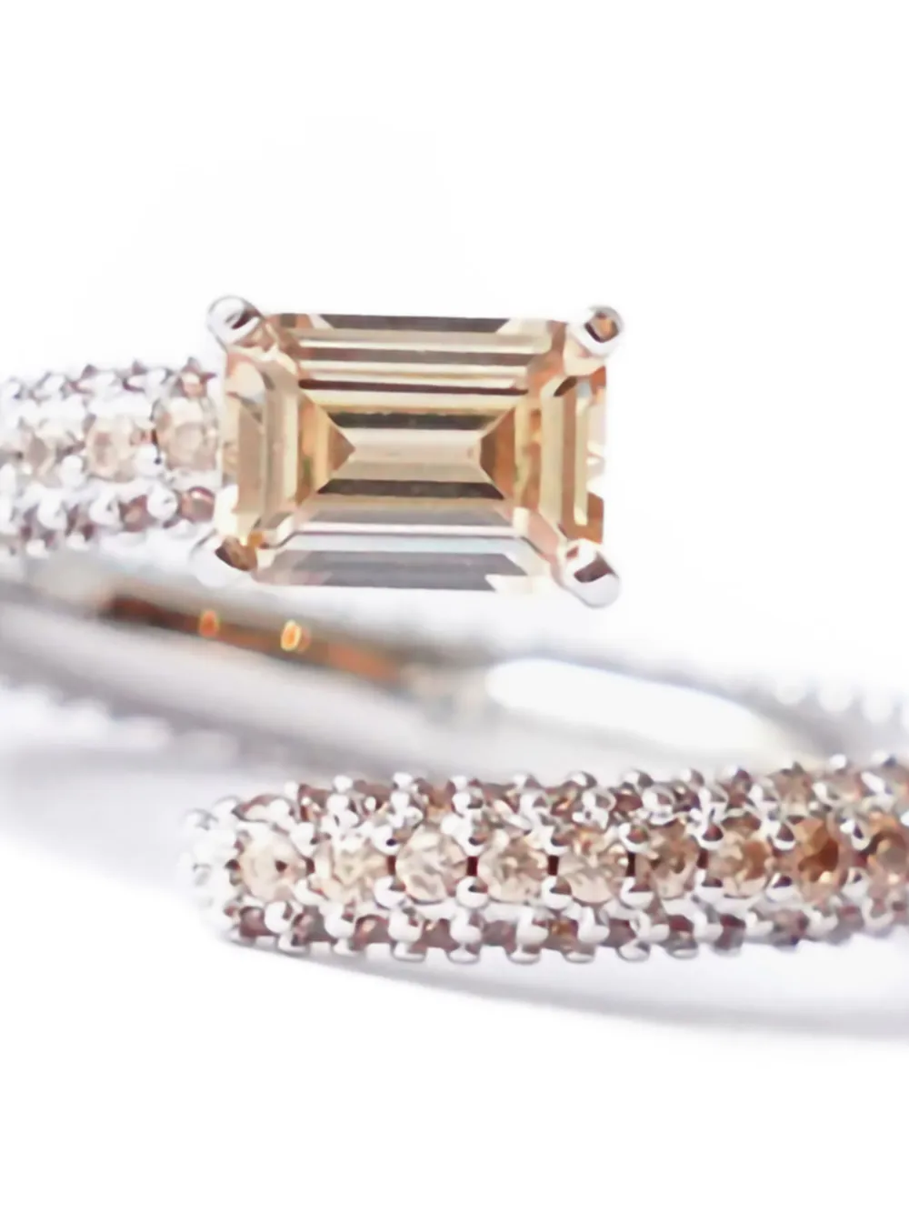 Izabel Display Twist ring met smaragd geslepen zirkonia - Goud