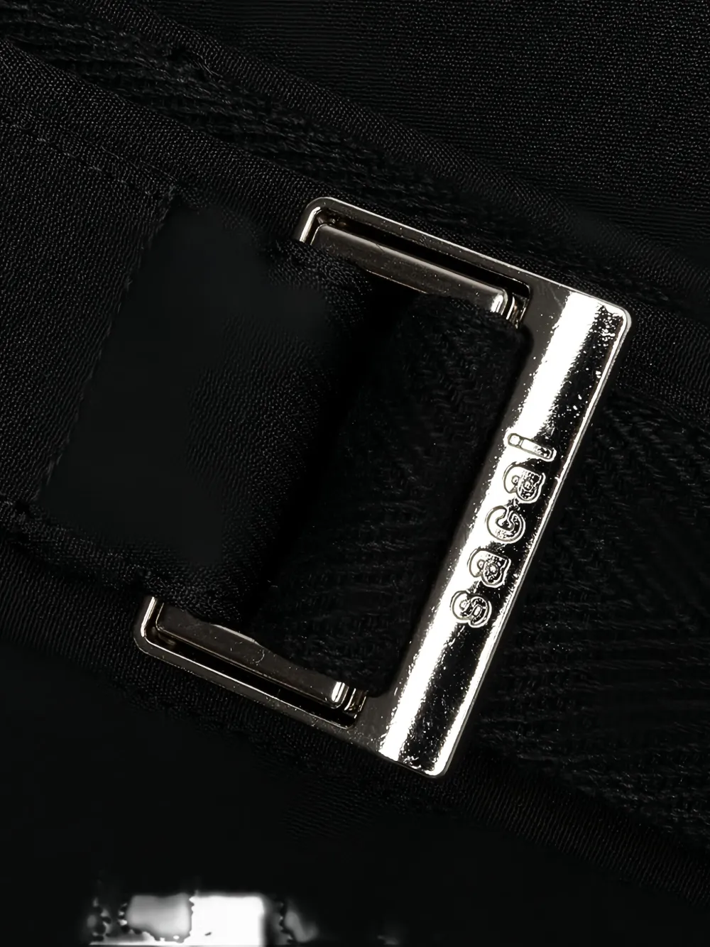 sacai logo-engraved trousers Zwart