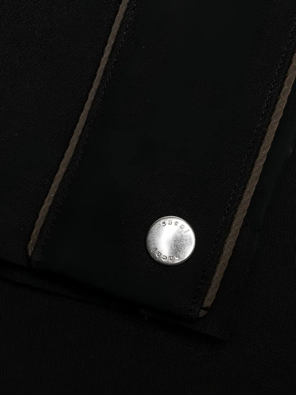 sacai logo-engraved trousers Zwart