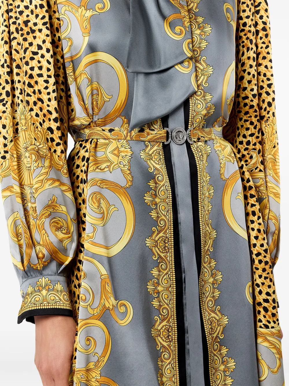 Versace Mini Robe Lavallière En Soie Cheetah Foulard In Gray
