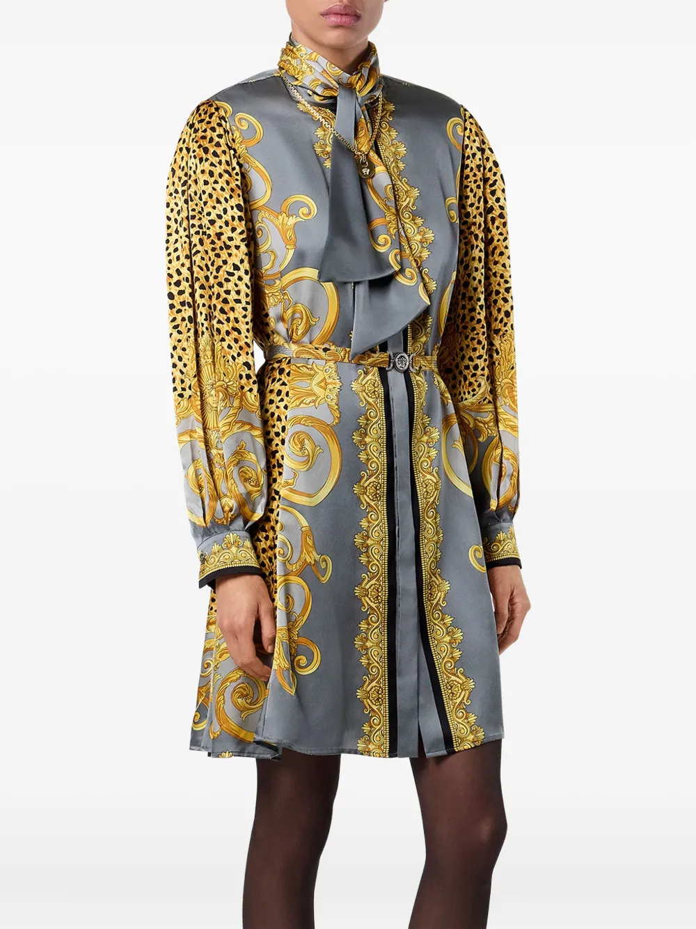 Versace Mini Robe Lavallière En Soie Cheetah Foulard In Gray