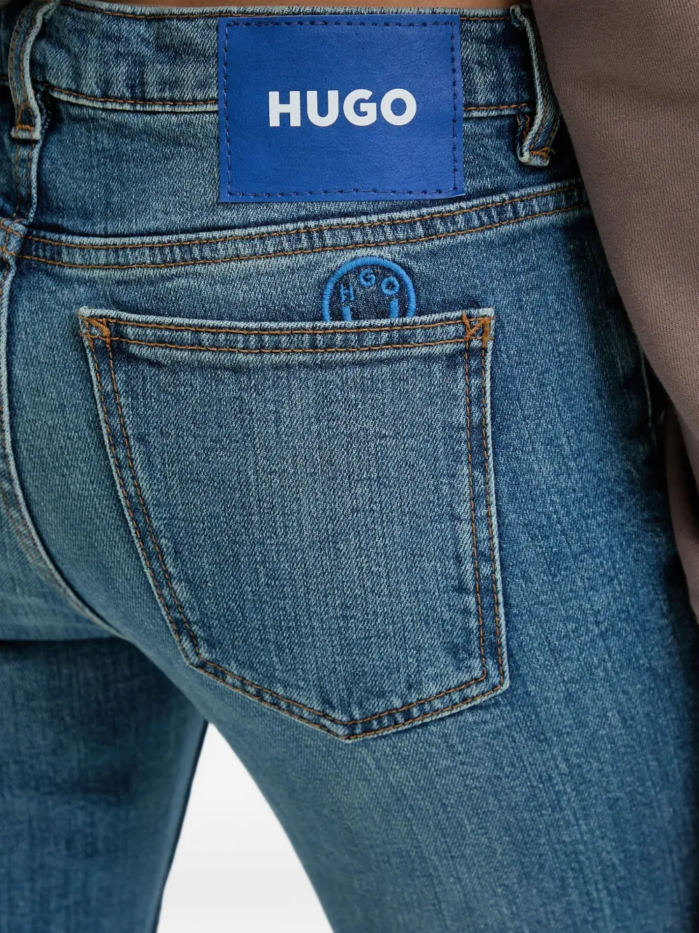 HUGO Flared jeans met logoplakkaat Blauw