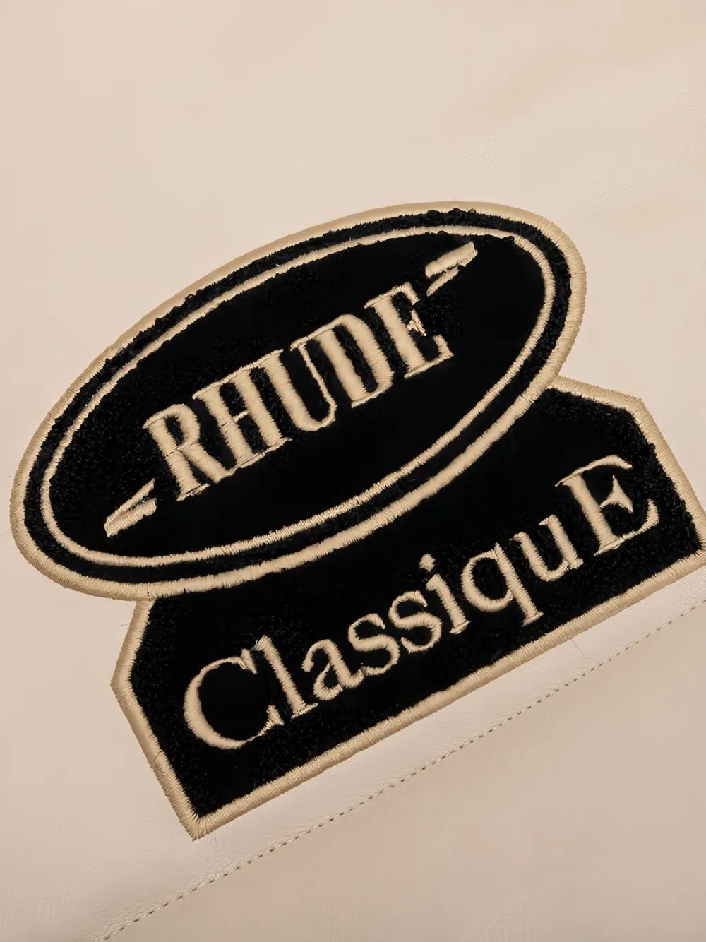 RHUDE Donsjack met borduurwerk Beige