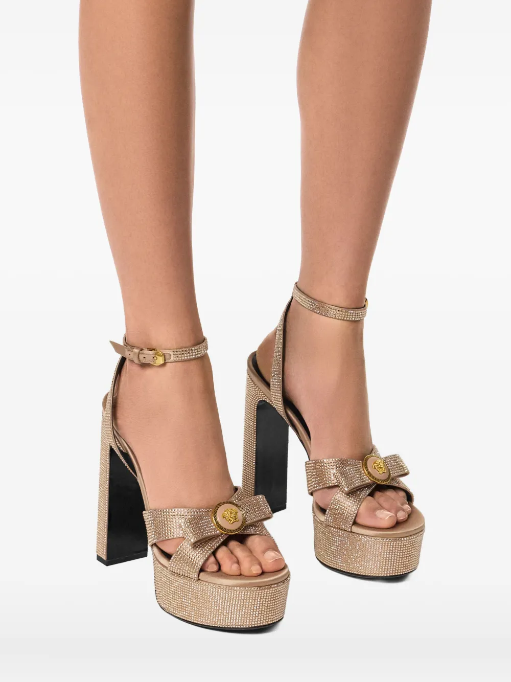 Versace 140 mm sandalen verfraaid met kristallen en plateauzool Bruin