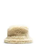 sacai double-brim shearling bucket hat - Neutrals