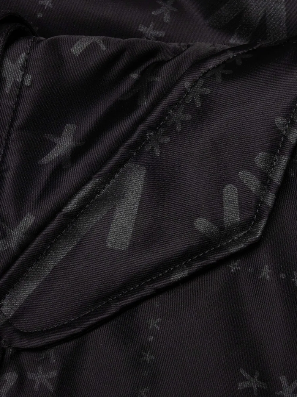 sacai x Eric Haze bandana-print belted shorts Zwart