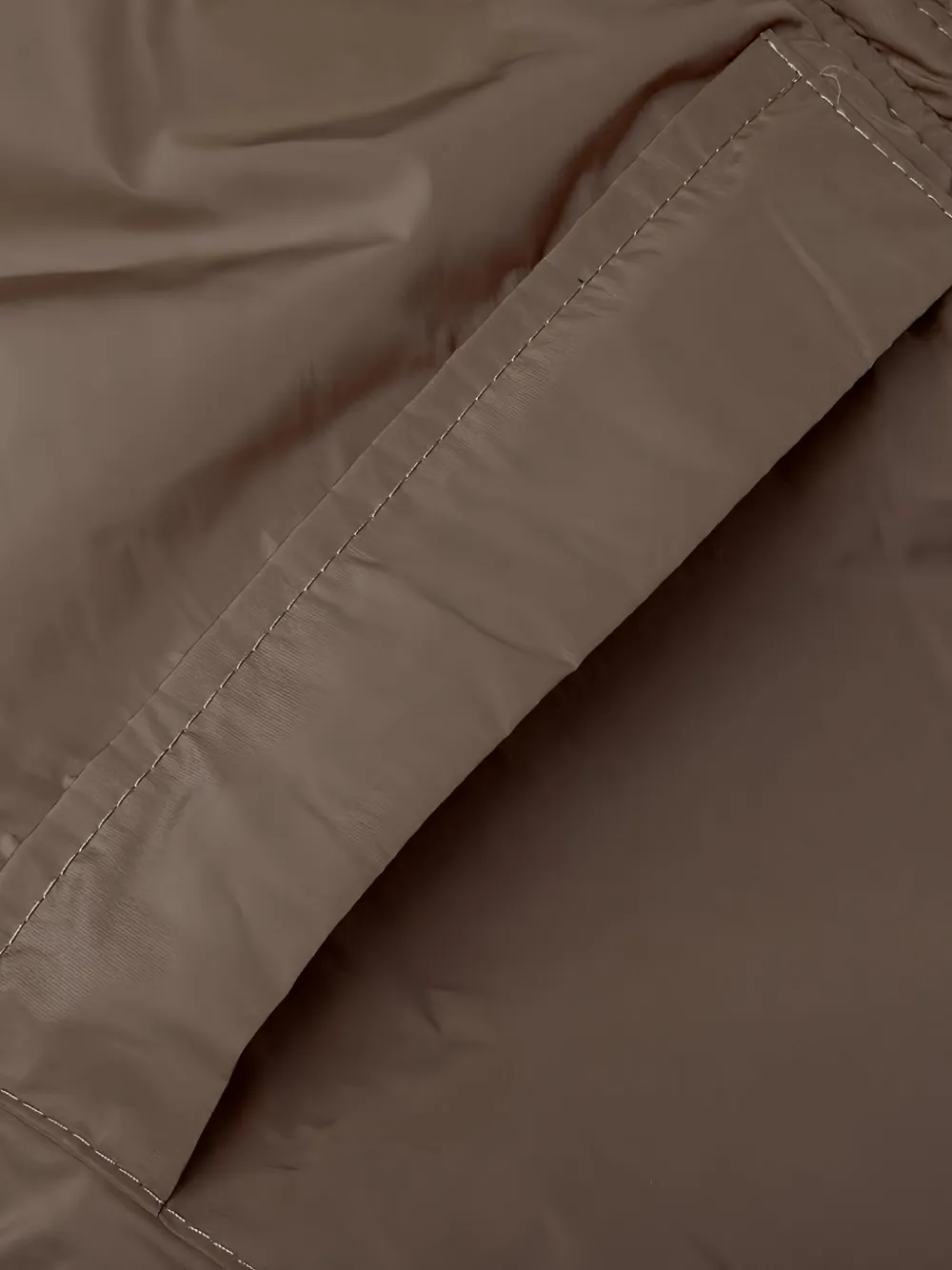 RHUDE Donsjack met logo Bruin
