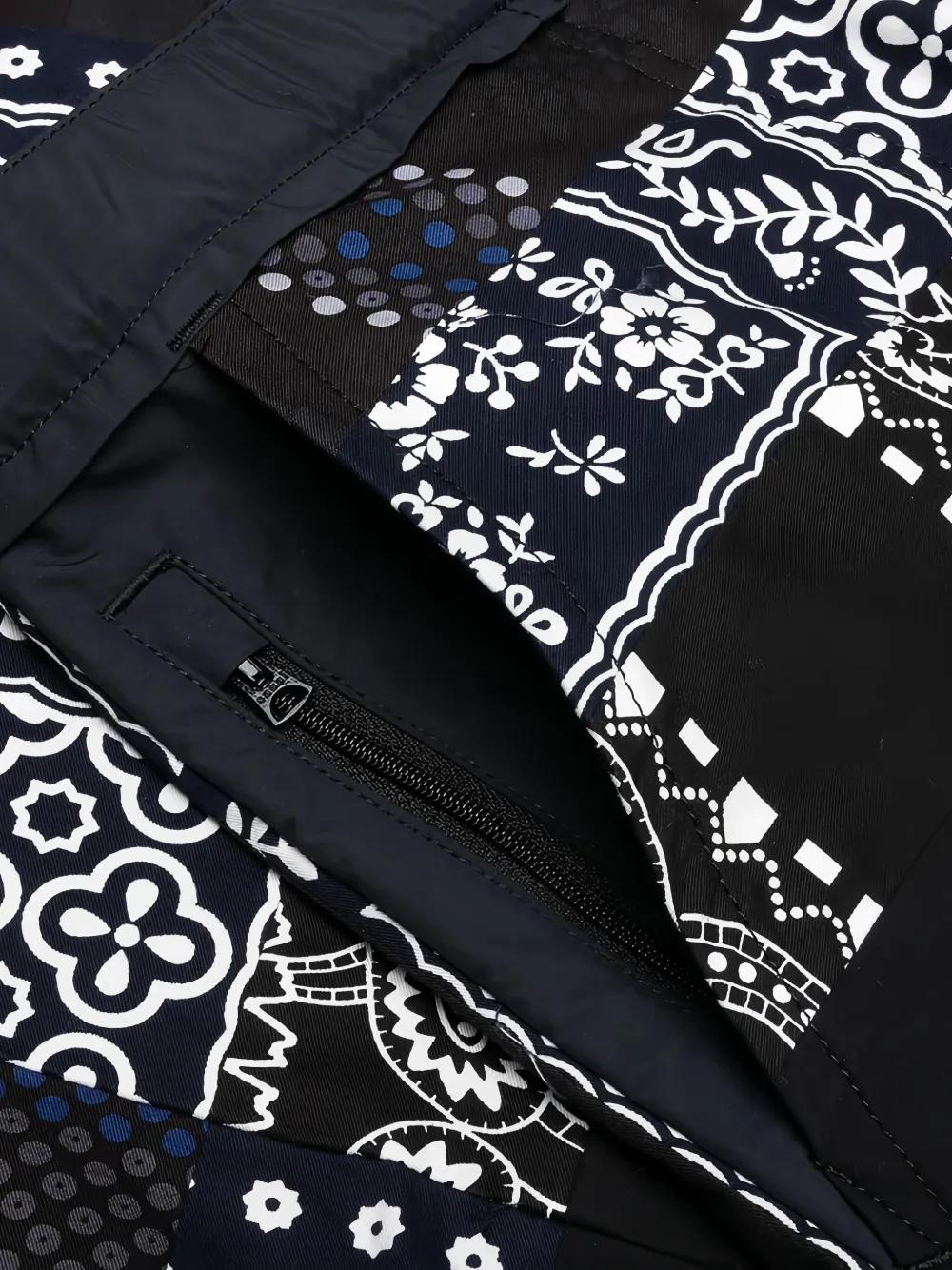 sacai x Hank Willis Thomas broek met patchwork Zwart