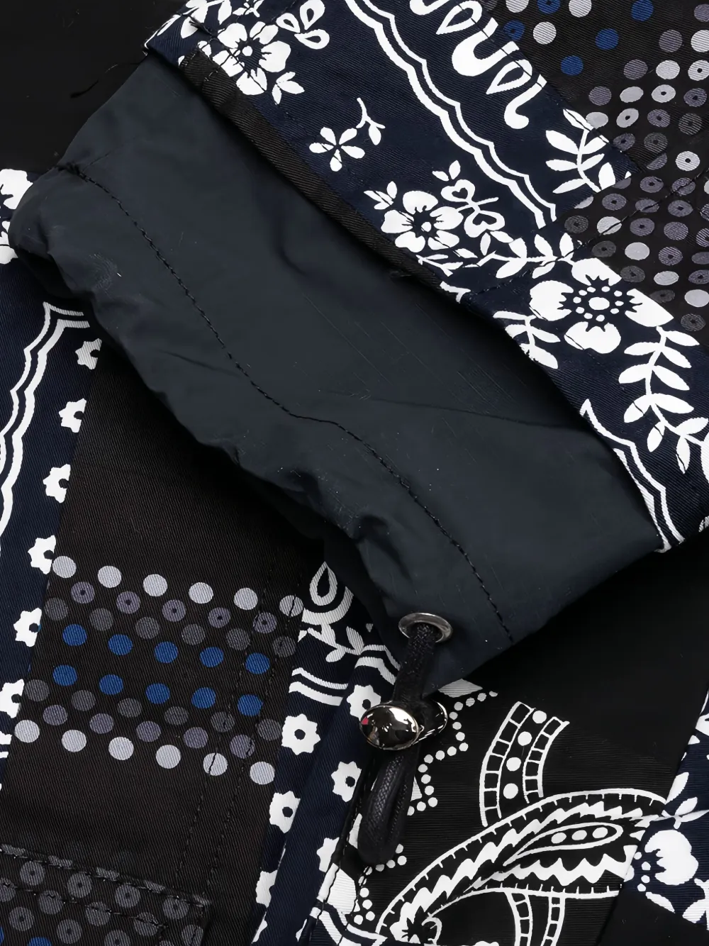 sacai x Hank Willis Thomas broek met patchwork Zwart