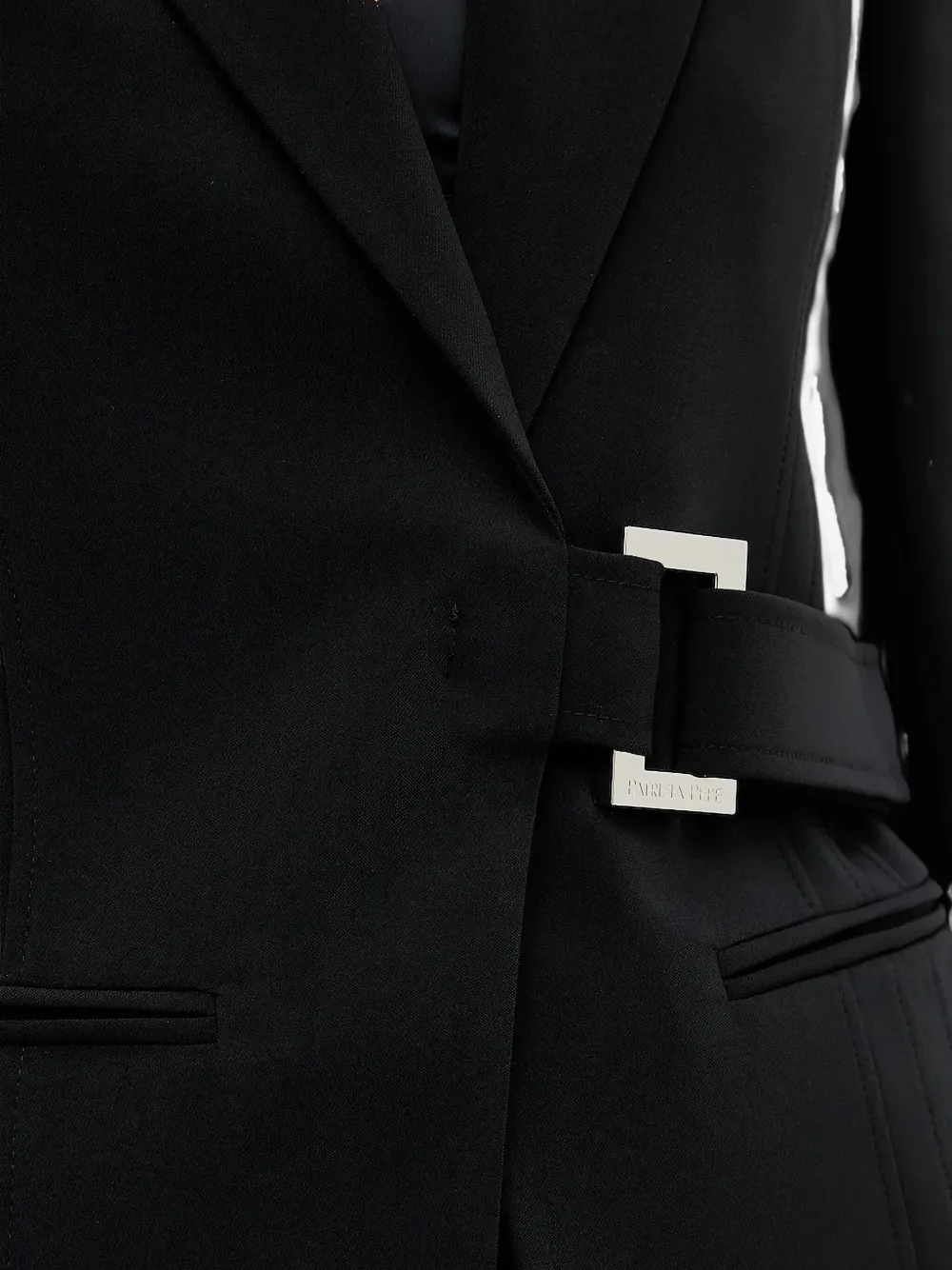 Patrizia Pepe belted buckle blazer Zwart