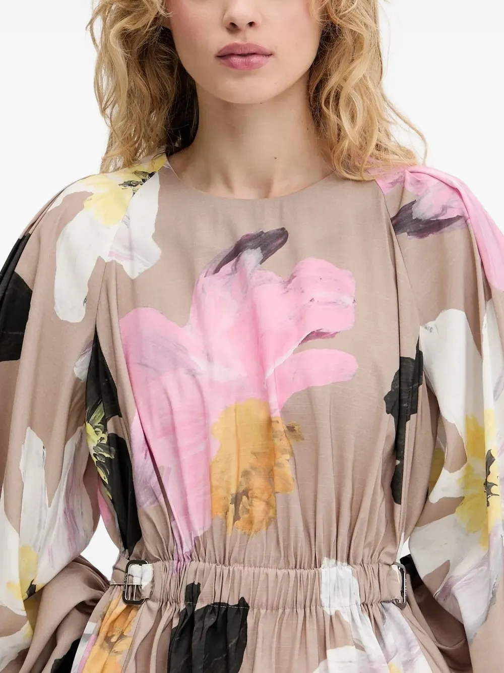Stine Goya Blouse met ceintuur en bloemenprint Bruin