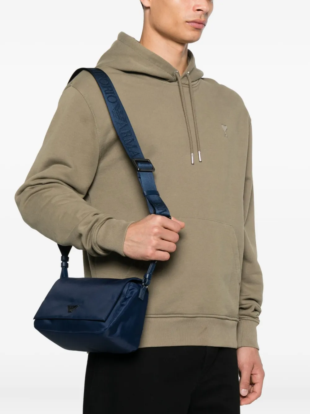 Emporio Armani eagle-logo messenger bag - Blauw