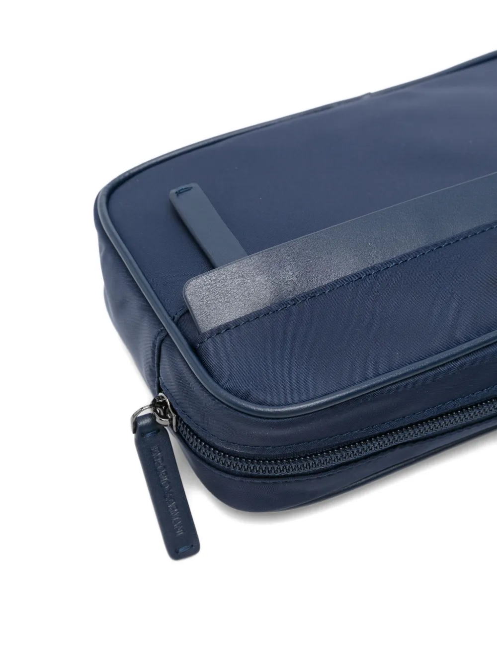 Emporio Armani logo-plaque zip wash bag Blauw