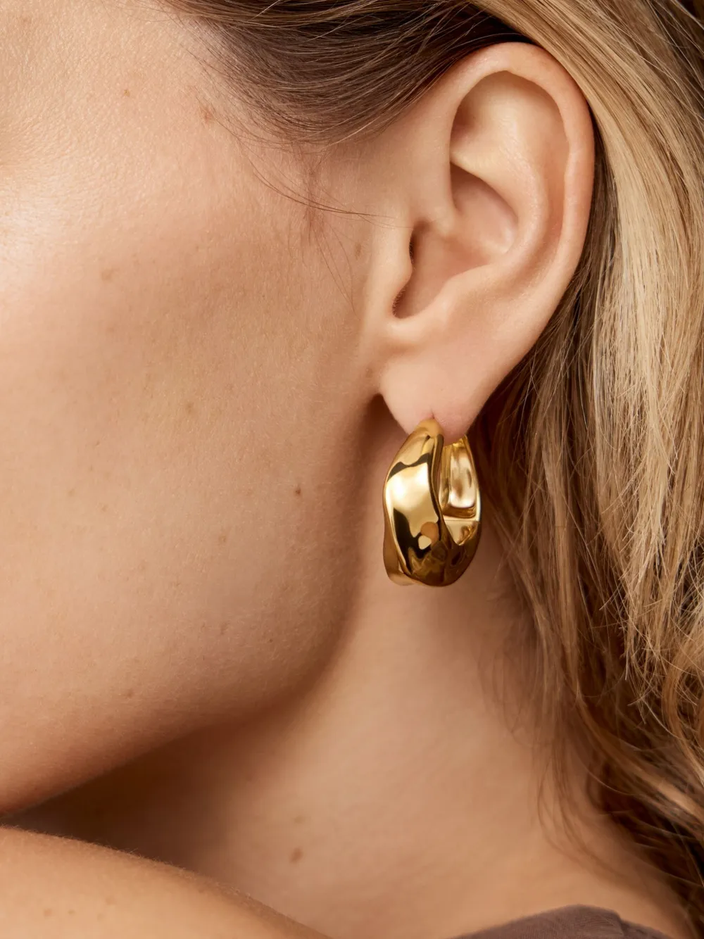 Monica Vinader Medium Nomade Hoop Earrings In Gold