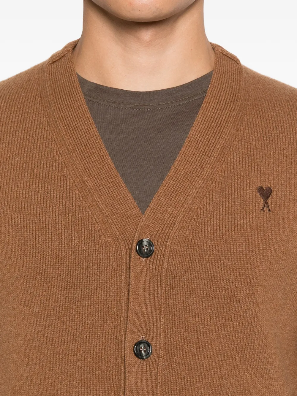 AMI Paris Vest met V-hals Bruin