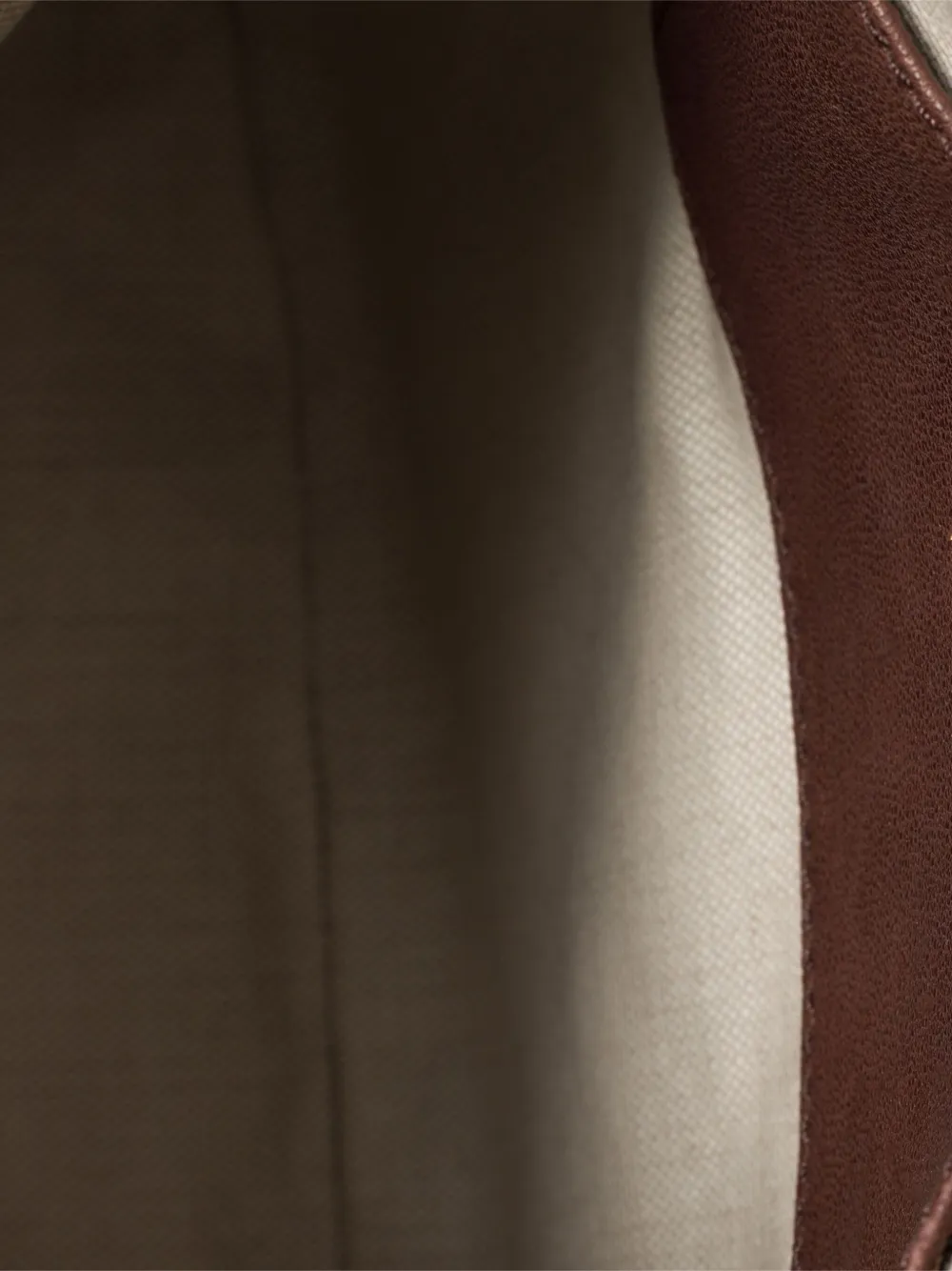 Miu embossed-logo leather pouch Bruin