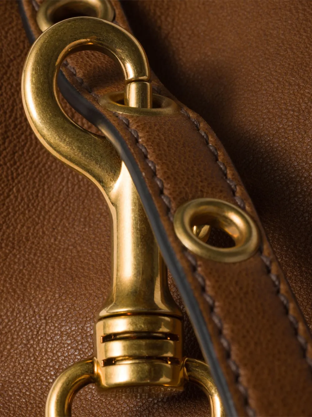 Miu leather strap pouch Bruin