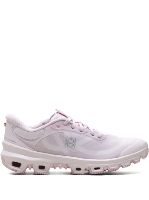 On tenis Cloudventure 2 Pale Pink en colaboración con Loewe