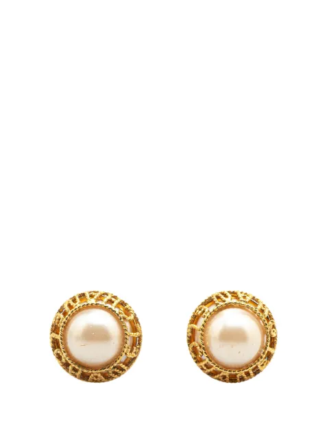 CHANEL Pre-Owned 1994 Gold Plated Faux Pearl Clip on Earrings costume earrings