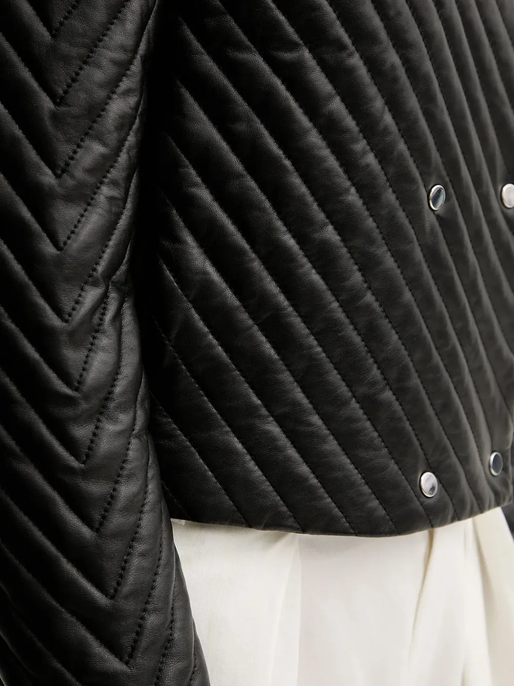 BOSS quilted-chevron cropped jacket Zwart