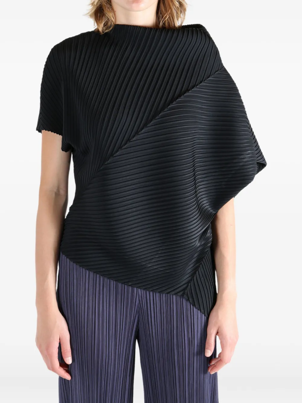 Issey Miyake pleated asymmetric T-shirt Zwart