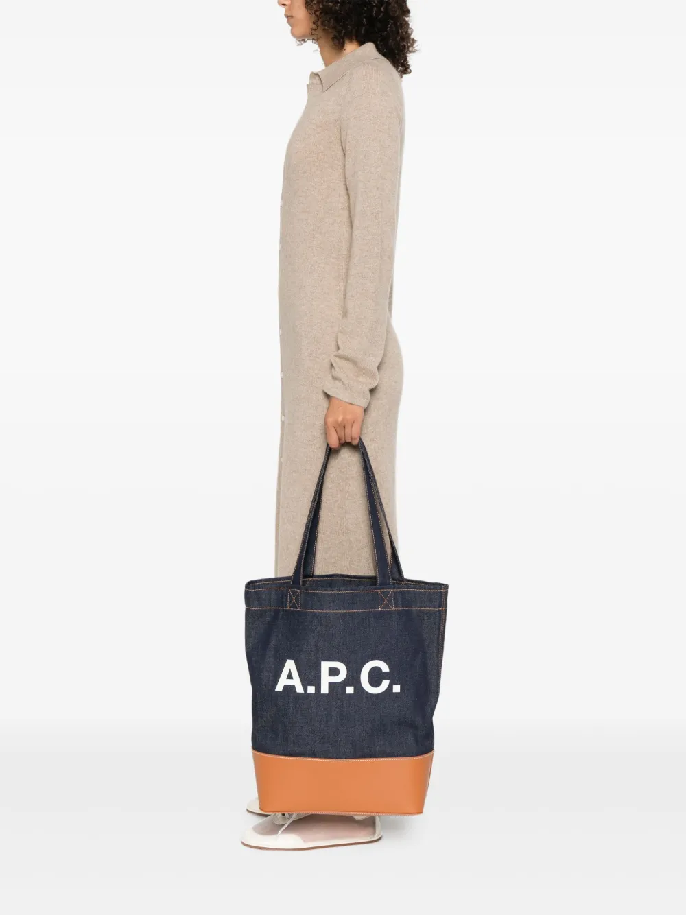 A.P.C. medium logo-detail denim tote bag - Blauw