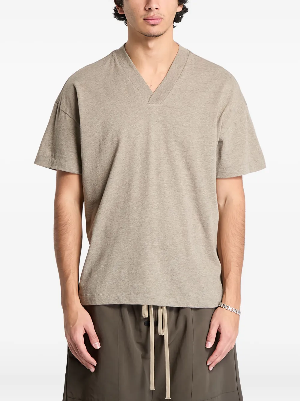 FEAR OF GOD ESSENTIALS Drie T-shirts met korte mouwen en V-hals Grijs