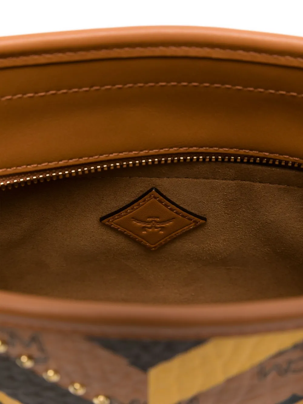 MCM Shopper met chevron-patroon en studs Bruin