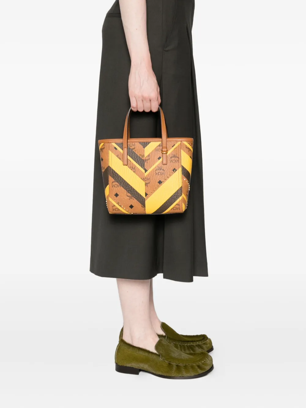MCM Shopper met chevron-patroon en studs - Bruin