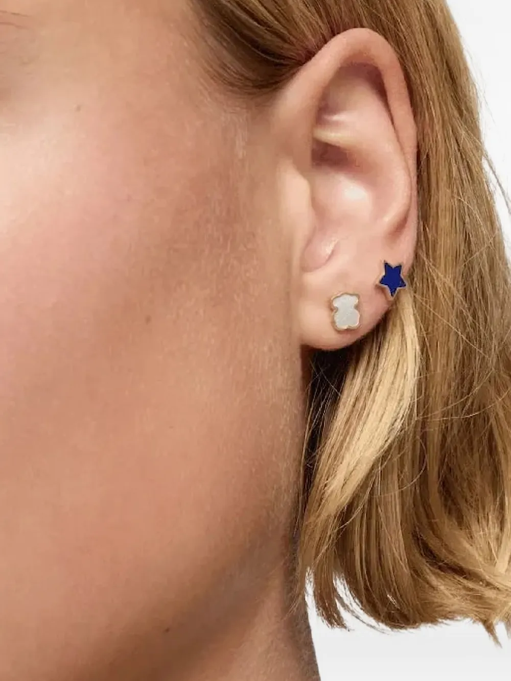 TOUS 14kt Gelbgoldohrringe mit Perlmutt in Bärenform | Image 2