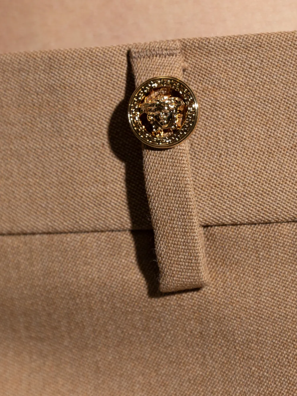 Versace Wollen broek met gouden knoop Beige