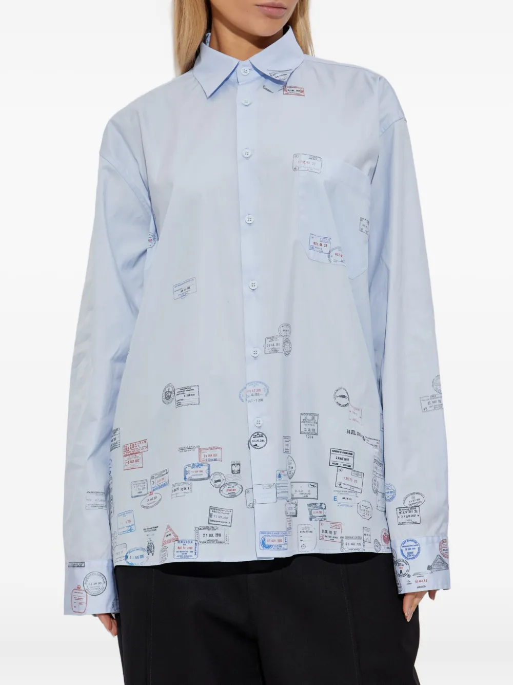 VETEMENTS passport-stamp print shirt Blauw