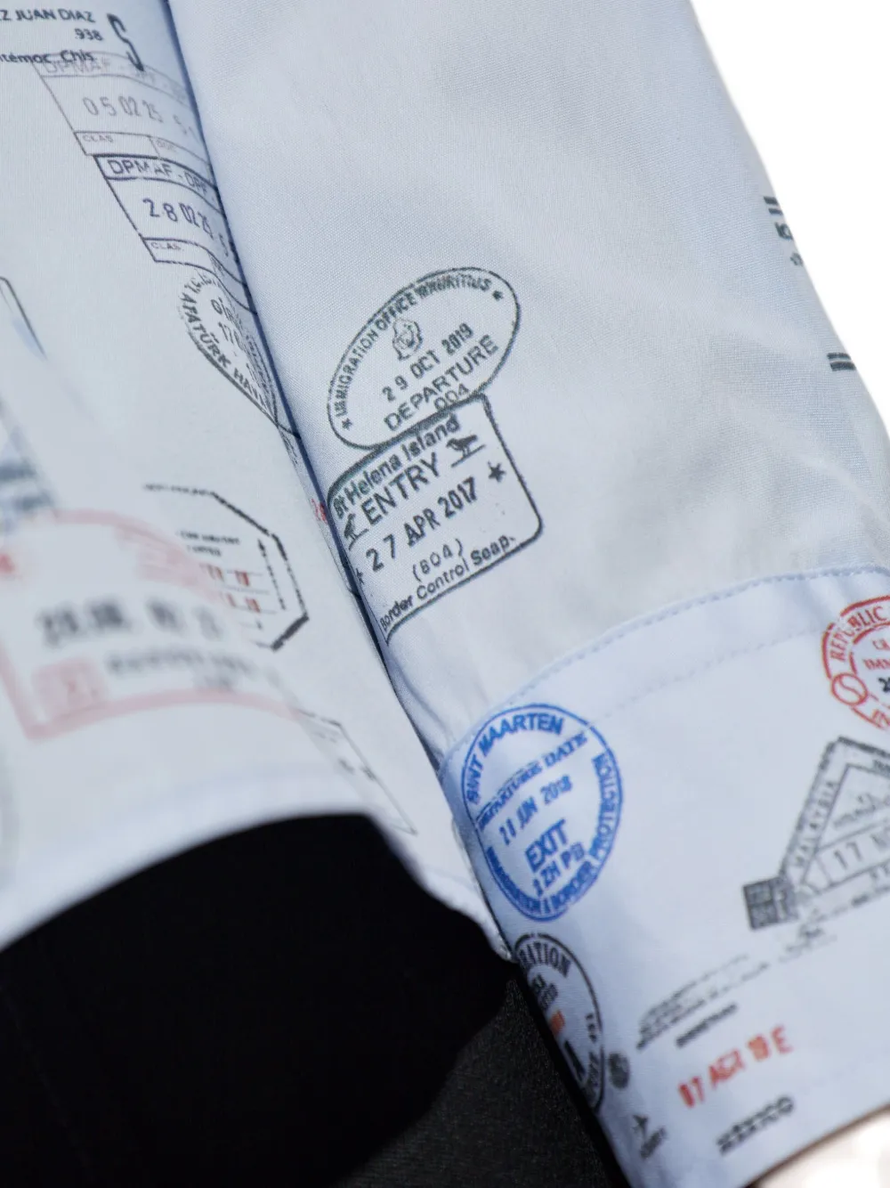 VETEMENTS passport-stamp print shirt Blauw