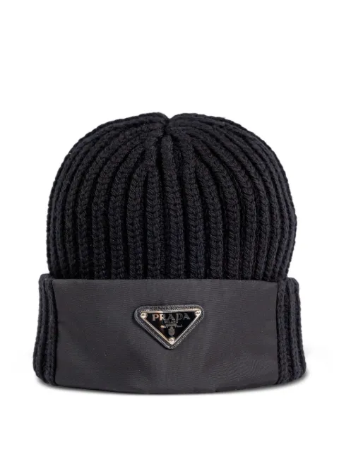 Prada ribbstickad mössa med logotypplakett