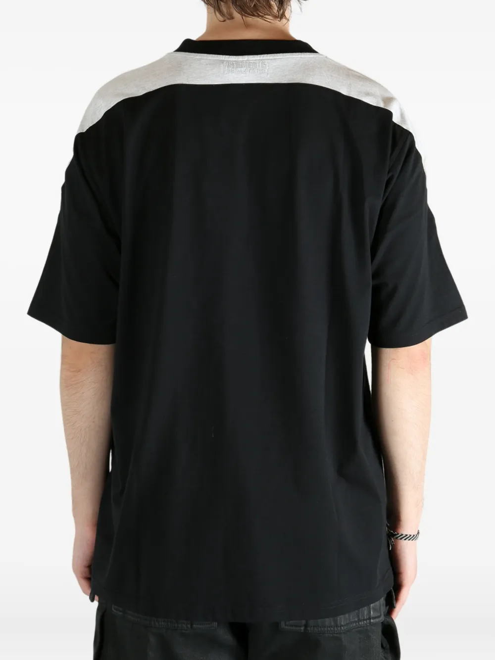 VETEMENTS raglan-sleeve V-neck T-shirt Zwart