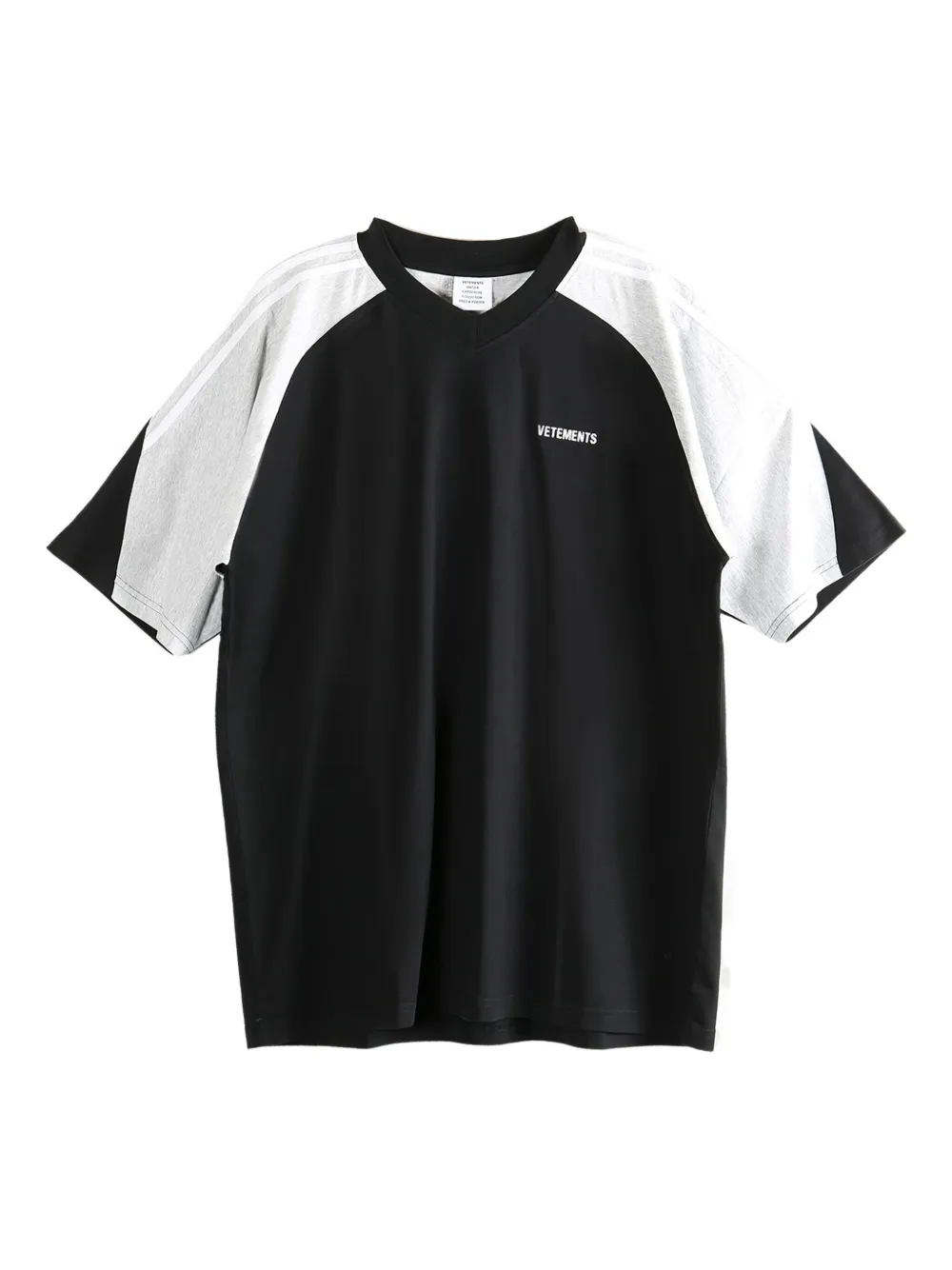 VETEMENTS raglan-sleeve V-neck T-shirt Zwart