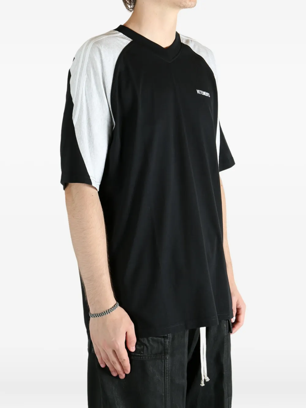 VETEMENTS raglan-sleeve V-neck T-shirt Zwart
