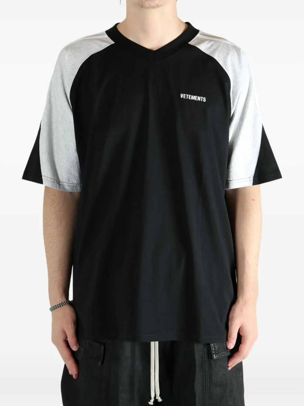 VETEMENTS raglan-sleeve V-neck T-shirt Zwart