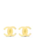 CHANEL Pre-Owned 2002 Interlocking CC clip earrings - Yellow