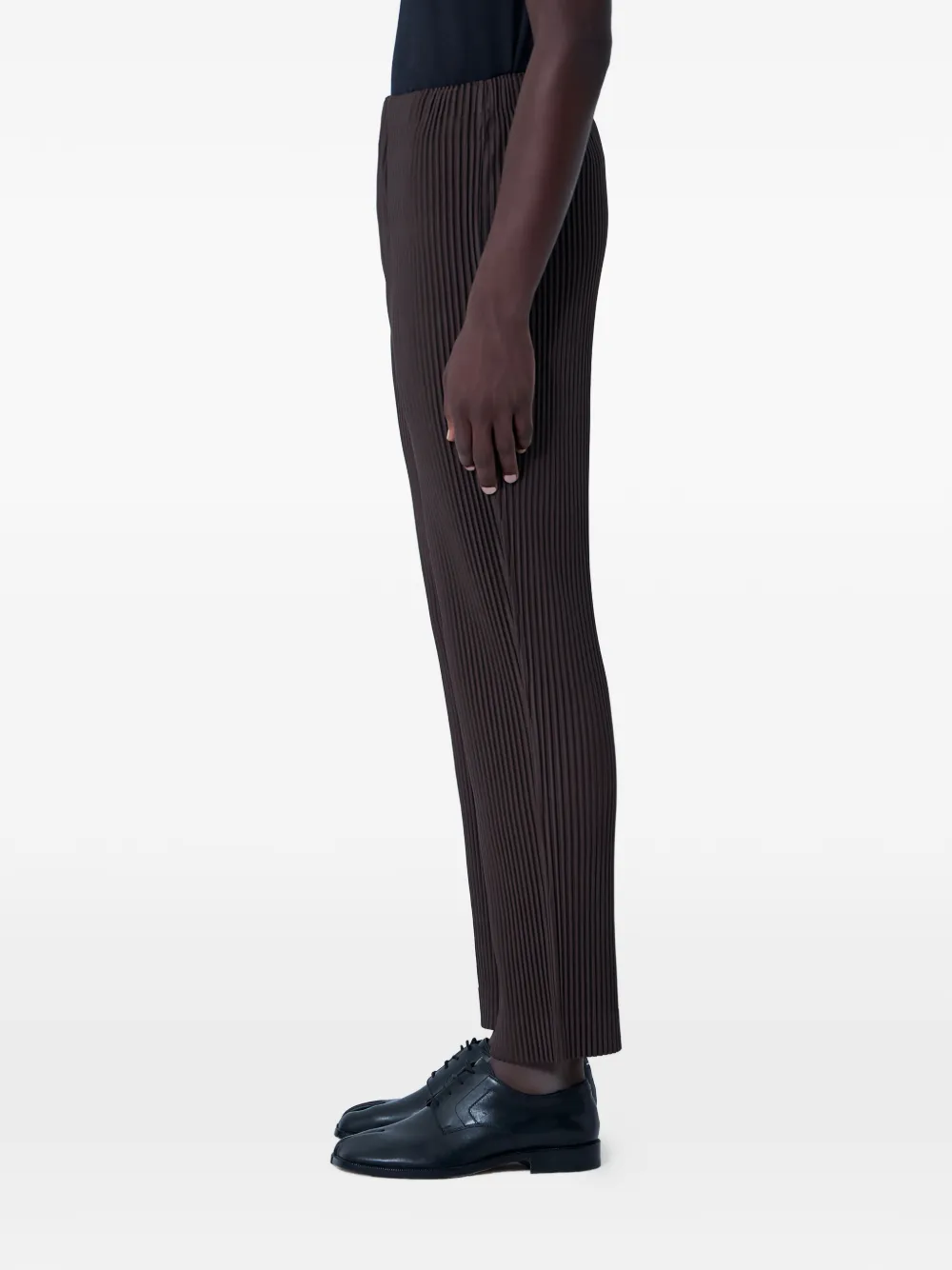 Homme Pliss&eacute; Issey Miyake Straight broek met elastische taille - Bruin