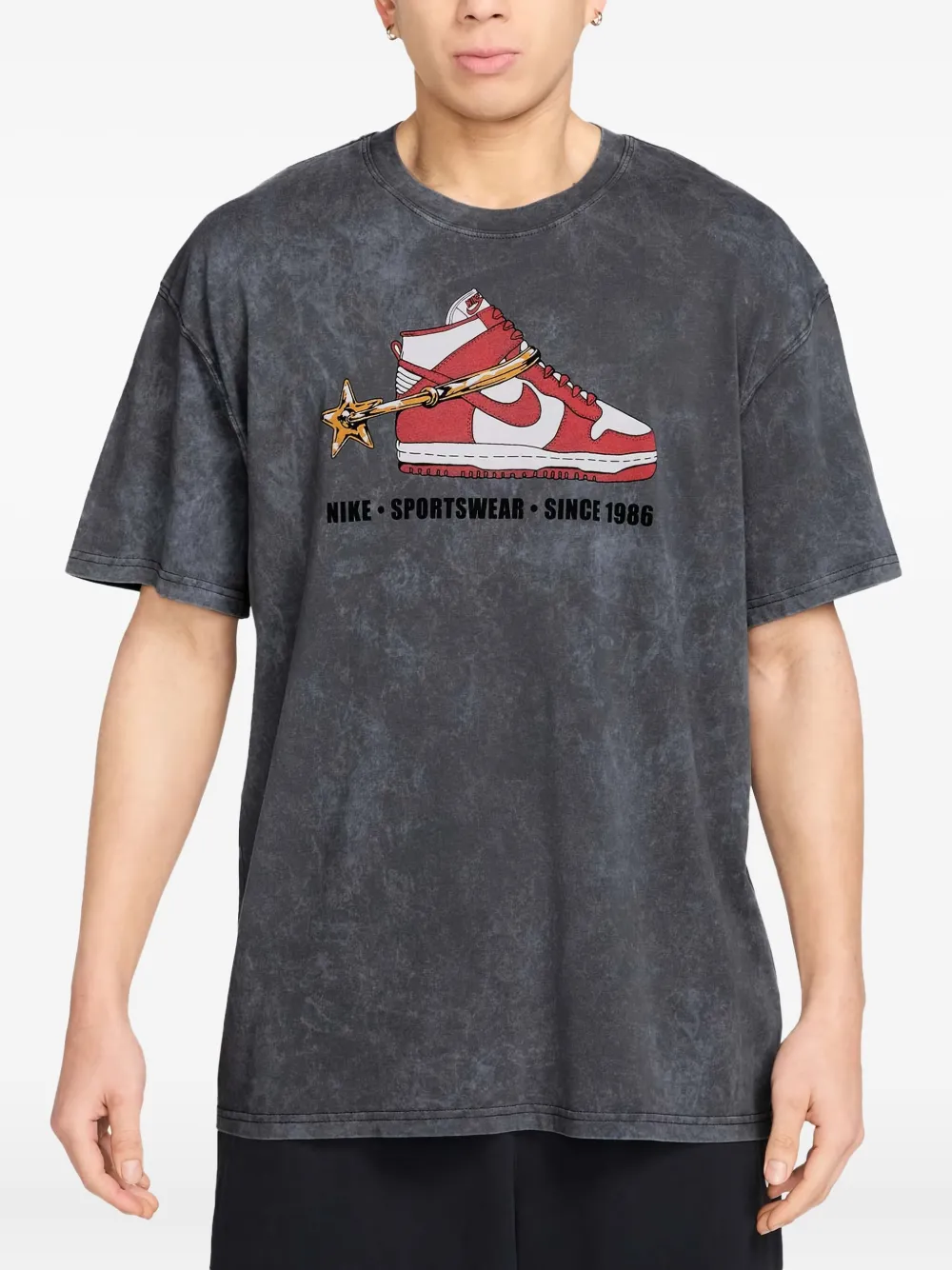 Nike T-shirt met acid wassing en sneakerprint - Grijs
