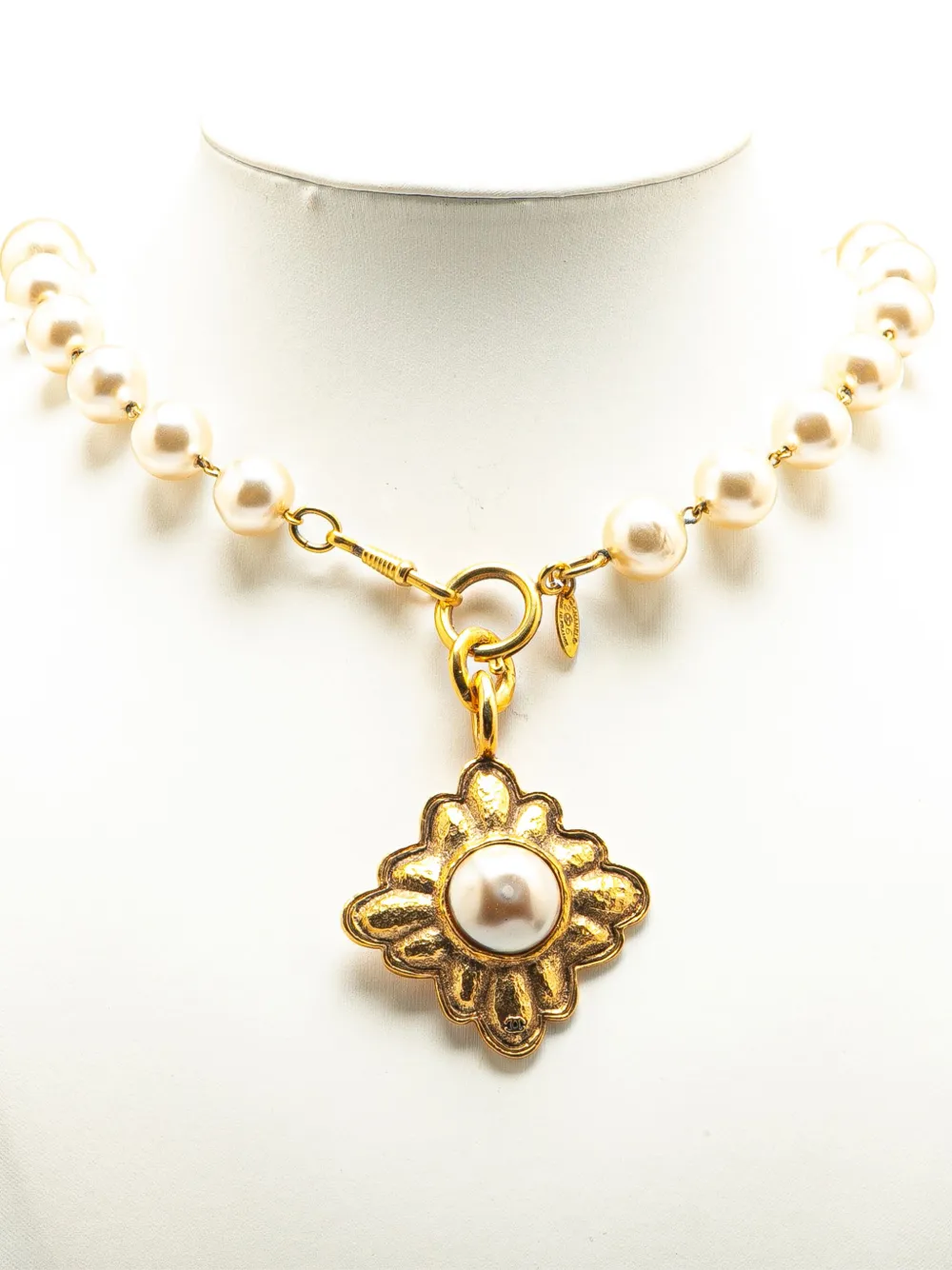 Pre-owned Chanel 1980-1990 Gold Plated Faux Pearl Necklace Costume Necklace