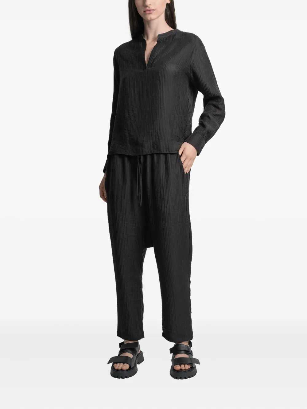 Uma | Raquel Blay Top met textuur en V-hals - Zwart