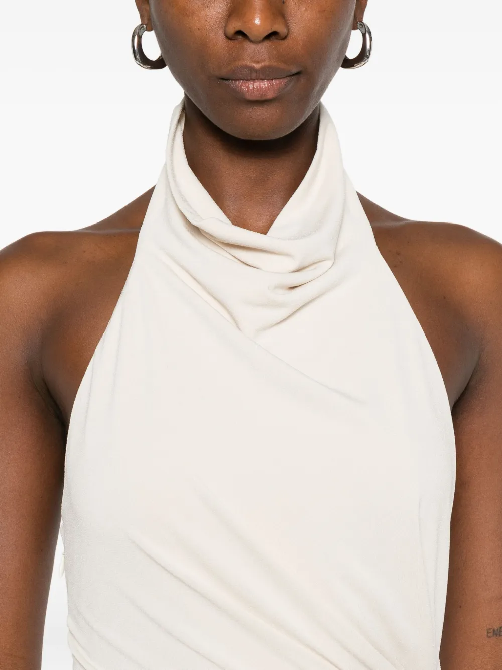 THE ANDAMANE Stella jurk met halternek en ruches Beige