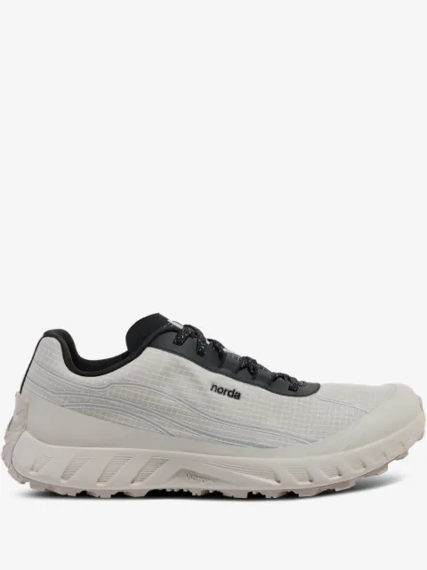 norda tenis con detalle del logo