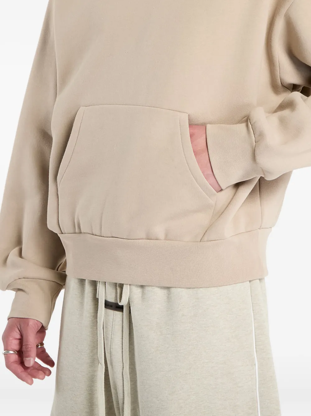 FEAR OF GOD ESSENTIALS Hoodie met logoplakkaat en buidelzak Beige